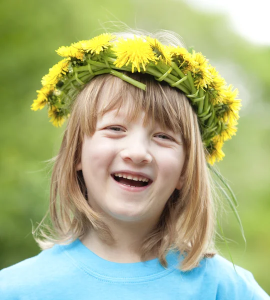 Dítě s květinový věnec — Stock fotografie
