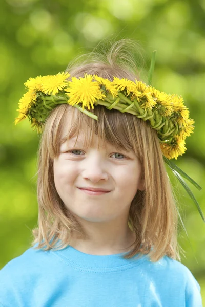 Criança com uma coroa de flores — Fotografia de Stock