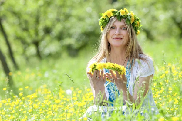 花の花輪を持つ女性 — ストック写真