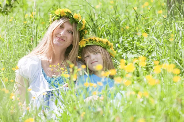 Mutter und Sohn mit Blumenkränzen — Stockfoto