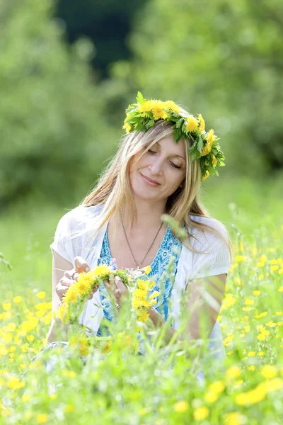 Vrouw met bloem krans — Stockfoto