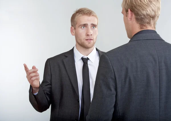 Zwei Geschäftsleute diskutieren — Stockfoto