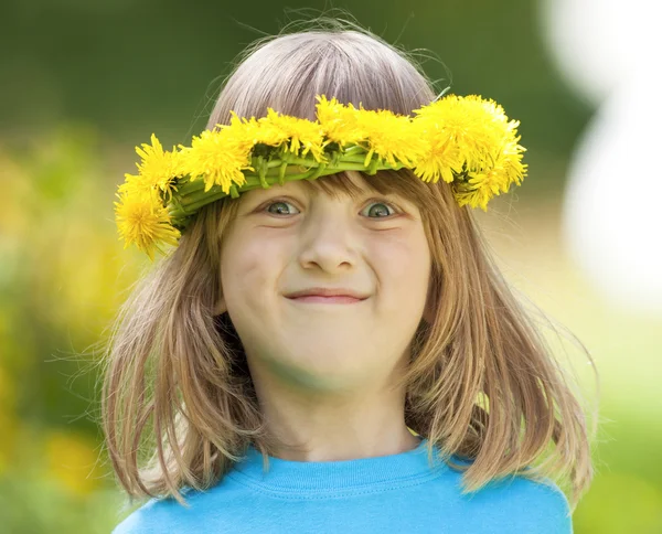 Çiçek çelenk ile çocuk — Stok fotoğraf