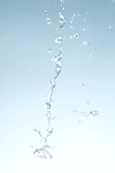 Вода и капли, летающие в воздухе — стоковое фото
