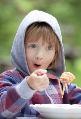 Makarna yiyen çocuk