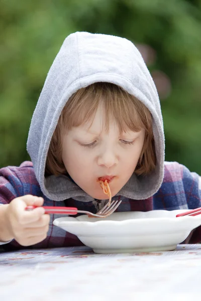 Niño comiendo pasta — Zdjęcie stockowe