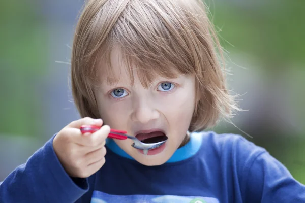 Ritratto di un ragazzo che mangia — Foto Stock