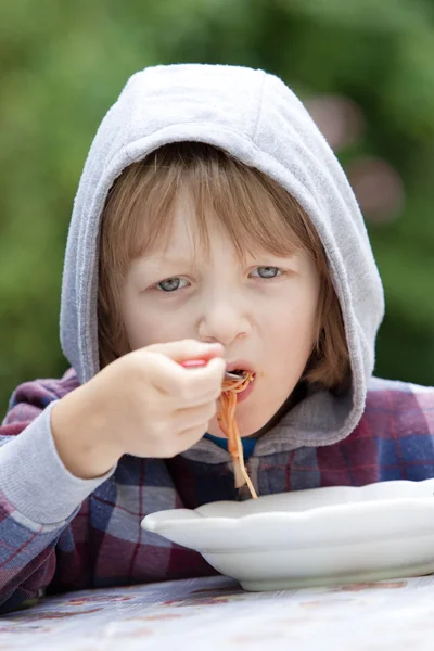 Junge isst Nudeln — Stockfoto