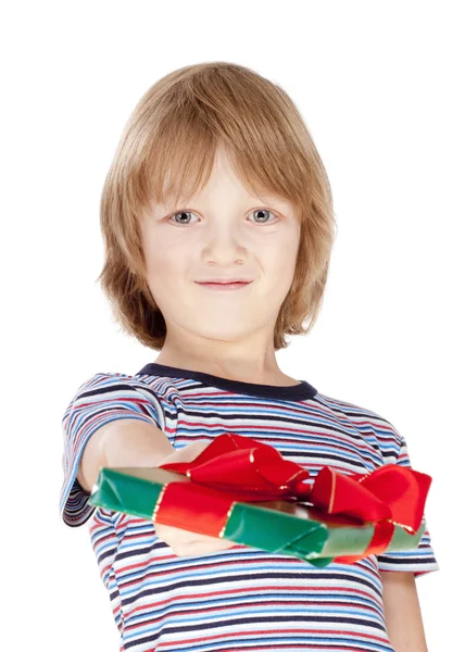 Pojken håller ut en present — Stockfoto