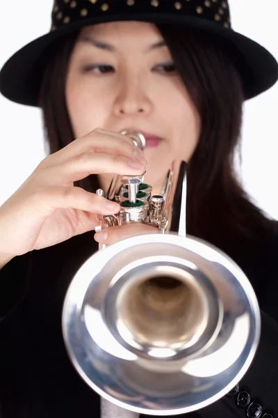Retrato de uma trompetista feminina — Fotografia de Stock