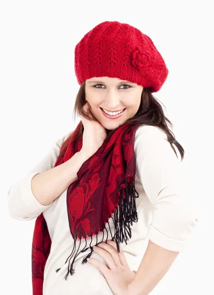 Jovem mulher em Red Cap e cachecol sorrindo — Fotografia de Stock