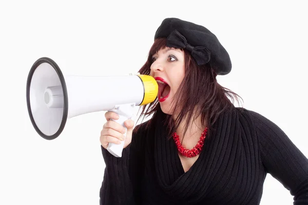 Jeune femme avec chapeau hurlant dans le mégaphone — Photo