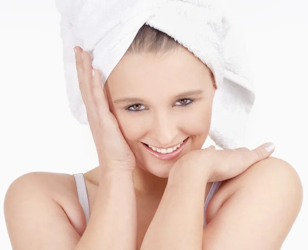 Schöne junge Frau mit Handtuch auf dem Kopf lächelnd — Stockfoto