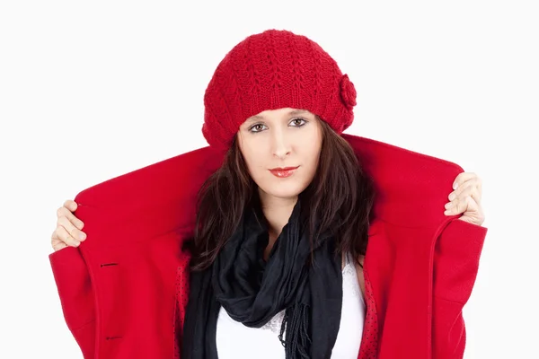 Junge Frau in rotem Mantel und Mütze — Stockfoto