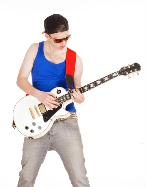 Tiener met zonnebril elektrische gitaar spelen — Stockfoto
