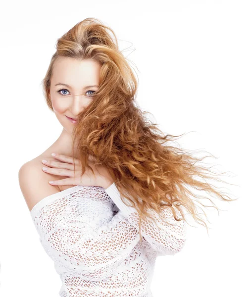 Retrato de una joven hermosa mujer con cabello castaño largo — Foto de Stock