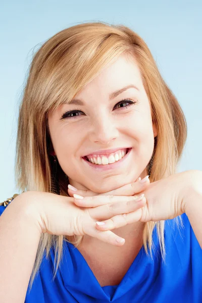 Retrato de mujer joven con el pelo rubio sonriendo —  Fotos de Stock