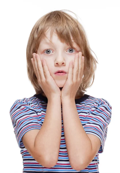 Ragazzo con i capelli biondi sorpreso, mani sulle guance — Foto Stock