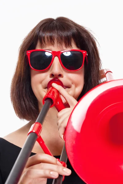 Jonge vrouwelijke musicus spelen trombone — Stockfoto