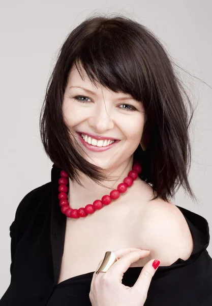 Joven hermosa mujer con cabello castaño oscuro sonriendo — Foto de Stock