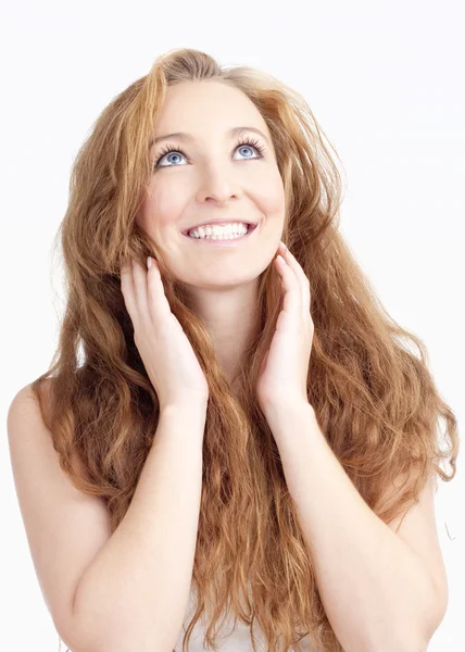 Jeune femme aux cheveux longs levant les yeux Souriant — Photo