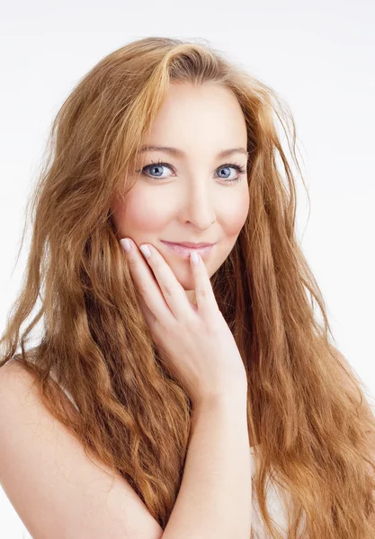 Fiatal gyönyörű nő, hosszú barna haja látszó, gondolkodás — Stock Fotó