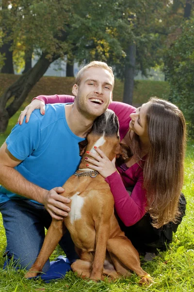 Lyckliga unga par med hund — Stockfoto