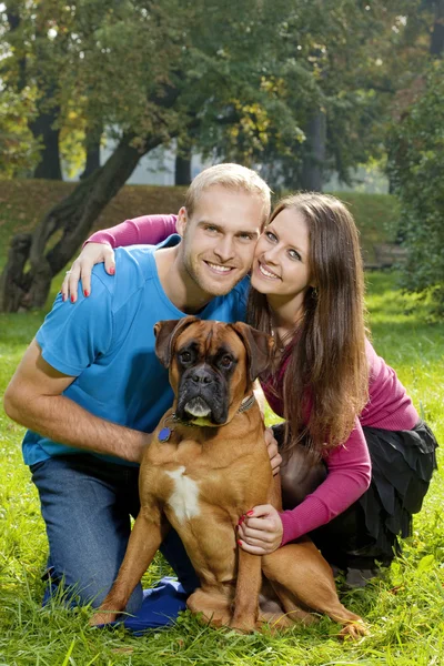 Щаслива молода пара з собакою — стокове фото