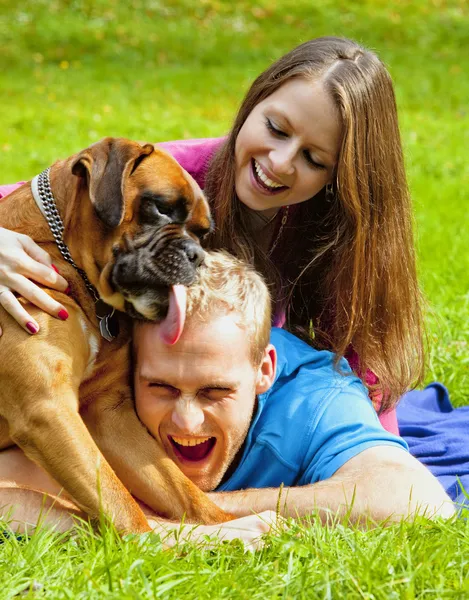 Feliz joven pareja con perro Imágenes de stock libres de derechos