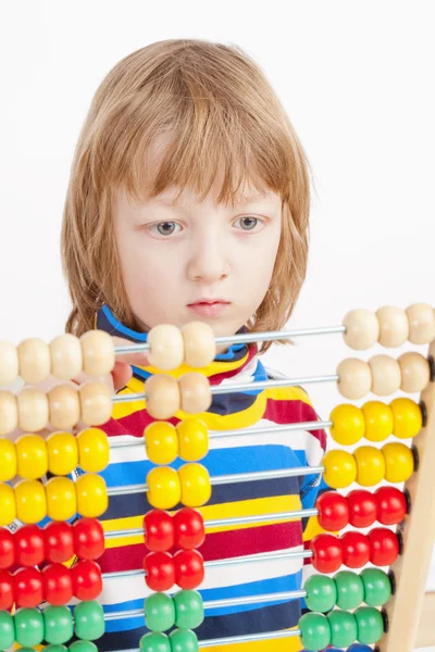 Criança contando com Abacus de madeira colorido — Fotografia de Stock