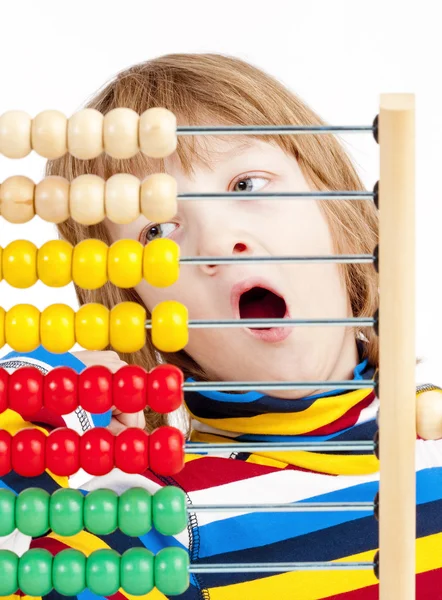 Criança contando com Abacus de madeira colorido — Fotografia de Stock