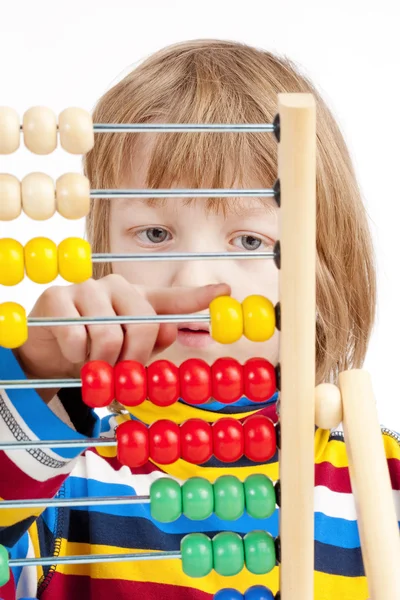 Criança contando com Abacus de madeira colorido — Fotografia de Stock