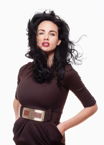 Женщина с черными волосами в элегантном коричневом платье — стоковое фото