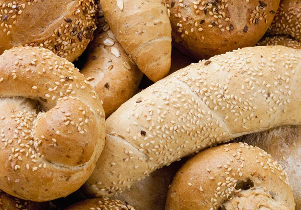 Différents pains et rouleaux de boulangerie — Photo