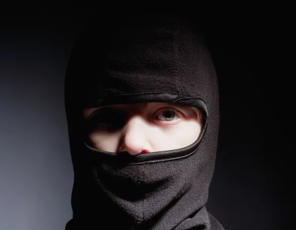 Προσωπογραφία αγοριού με κουκούλα παίζει ninja — Φωτογραφία Αρχείου