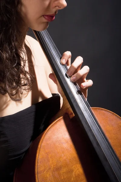 Musikerin spielt Violoncello — Stockfoto