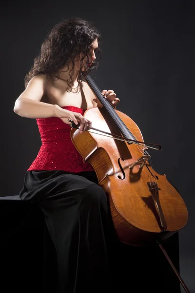 Mujer joven tocando violonchelo — Foto de Stock