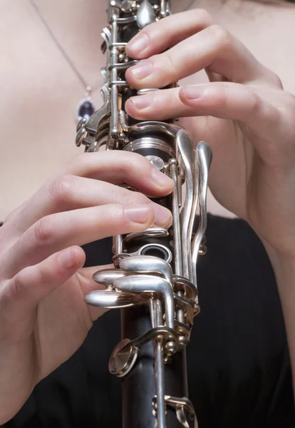 Músico feminino tocando clarinete — Fotografia de Stock