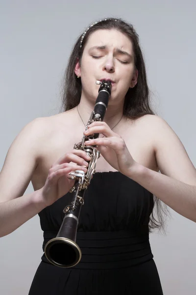 Joven músico tocando el clarinete — Foto de Stock