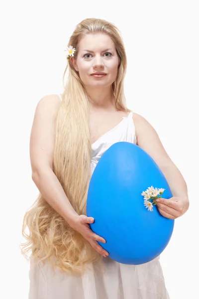 大きな卵を持つ女性 — ストック写真