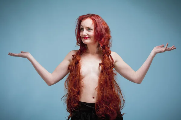 Молодая женщина с длинными рыжими волосами — стоковое фото