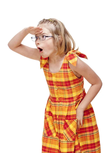 Menina com cabelo loiro e óculos Olhando — Fotografia de Stock