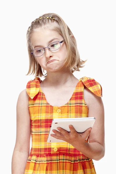 Niña con gafas sosteniendo la tableta — Foto de Stock