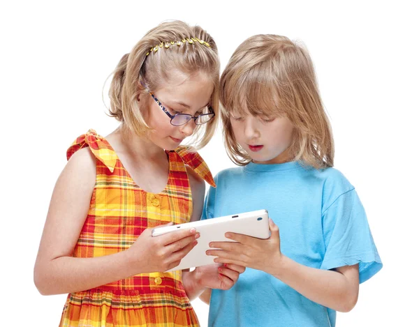 Dos niños se divierten con la tableta digital — Foto de Stock