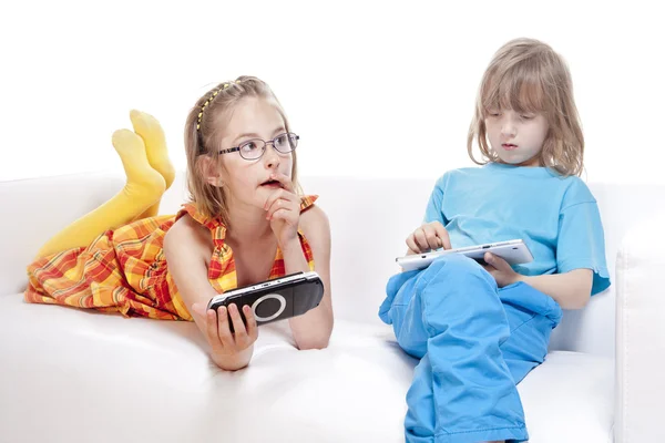 Deux enfants s'amusent avec les gadgets numériques — Photo