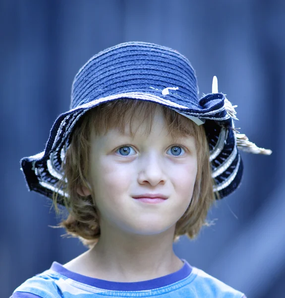 Portrait d'un garçon à l'extérieur — Photo