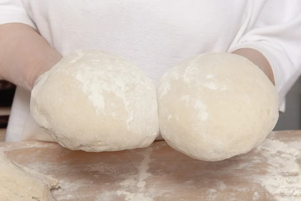 Δύο ψωμί, ψωμί, έτοιμα για ψήσιμο — Φωτογραφία Αρχείου