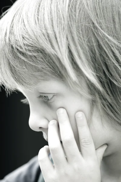 Porträt eines Jungen im Freien — Stockfoto