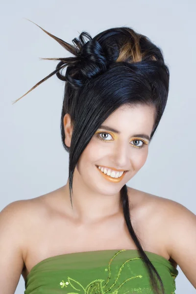 Jonge vrouw met kleurrijke make-up en fancy kapsel — Stockfoto