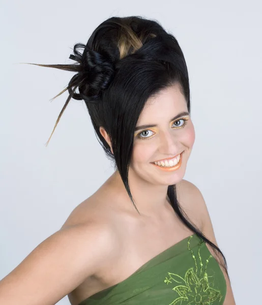 Junge Frau mit buntem Make-up und ausgefallener Frisur — Stockfoto